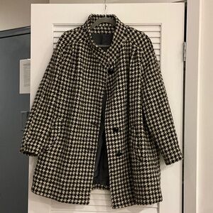 Vintage Houndstooth Patterned 100% Wool Coat